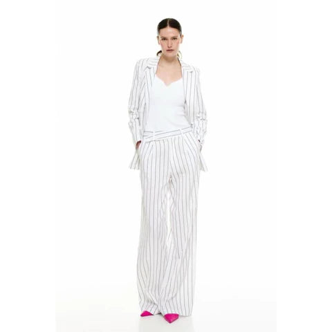 Embracing the White-on-White Summer Trend: A Timeless and Refreshing Style