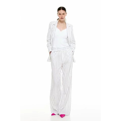 Embracing the White-on-White Summer Trend: A Timeless and Refreshing Style - clever alice